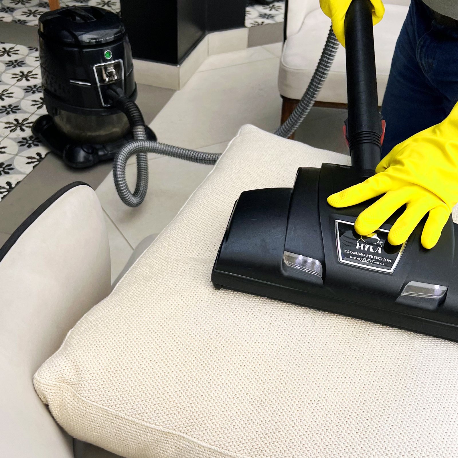 hyla-lavado-desinfeccion-limpieza-muebles-sillas